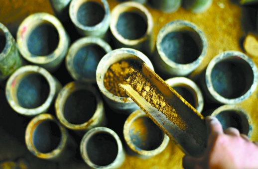 钢火师为装好火药的竹筒进行封底.