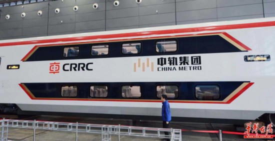 新型双层动车组亮相轨博会