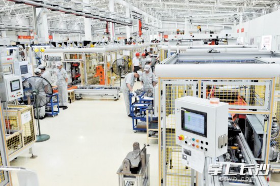 广汽三菱研发中心和零部件产业园加速建设,将于2020年底投入使用。图为去年10月竣工投产的广汽三菱发动机工厂。 长沙晚报全媒体记者 王志伟 摄