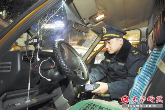 在晚上的整治行动中,长沙市交通行政执法局的执法人员截获一辆涉嫌非法改装运营“假的士”,并在该车上发现假币、假车辆运营证和假计费表等物品。长沙晚报全媒体记者 黄启晴 摄