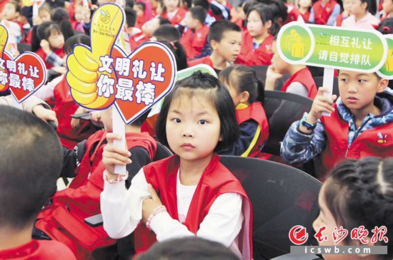 5月1日,在天心区暮云小蜜蜂志愿者服务基地,400余名志愿者集体学习《条例》。 市文明办供图