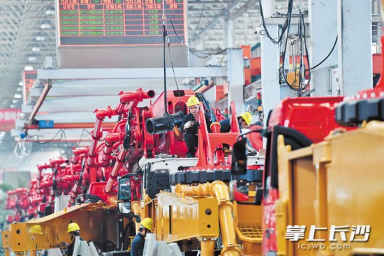 三一集团的18号厂房是亚洲最大最先进的智能化制造车间,人均效率相比过去的传统车间提升了4倍。