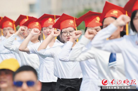 近日,湖南师大附中以“努力奔跑,做新时代的追梦人”为主题,为1100余名高三学生举行了成人仪式暨毕业典礼。图为高三学子庄严宣誓。 长沙晚报全媒体记者 舒文 通讯员 屈雪辉 苏晓玲 摄影报道