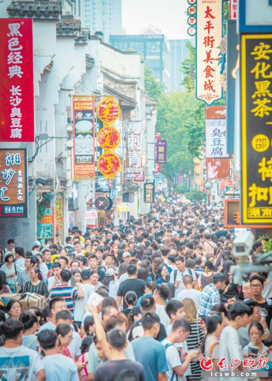 中秋小长假第二天,众多游客在太平街感受长沙历史文化魅力。长沙晚报全媒体记者 邹麟 摄