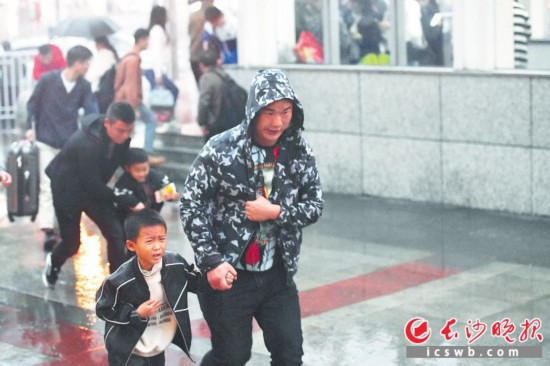 17日下午,受强冷空气影响,长沙气温明显下降。在长沙火车站广场,出行的乘客步履匆匆。均为长沙晚报全媒体记者 邹麟 摄