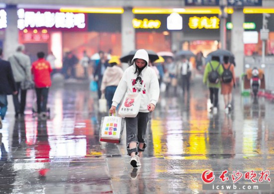 17日下午,受强冷空气影响,长沙气温明显下降。在长沙火车站广场,出行的乘客步履匆匆。均为长沙晚报全媒体记者 邹麟 摄