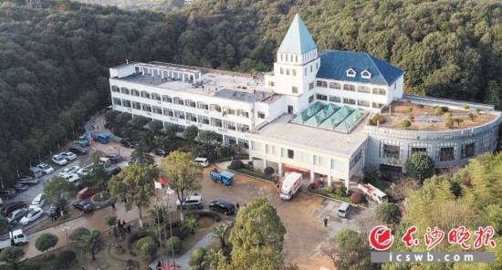 医院三面环山,地形有利于传染病隔离治疗。长沙晚报全媒体记者 邹麟 摄