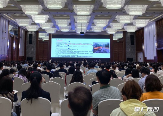 近日,市住建局造价站在全市组织开展《湖南省建设工程计价办法》《湖南省建设工程消耗量标准》宣贯交底培训。长沙晚报全媒体记者 陈焕明 摄