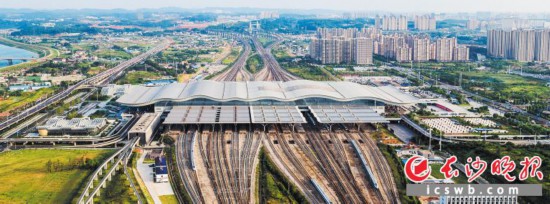 如今,长沙南站已开启“双广场”模式,加上完善的现代化设备设施与人文服务的高度融合,成为全国重要的高铁枢纽之一。长沙晚报全媒体记者 邹麟 摄