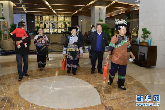 (图文互动)(4)梦圆之后追新梦——十八洞村村民观看升国旗仪式特写