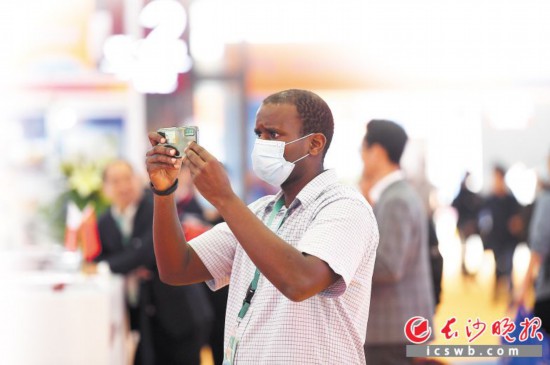 展会现场,一位外籍朋友在拍摄展品。