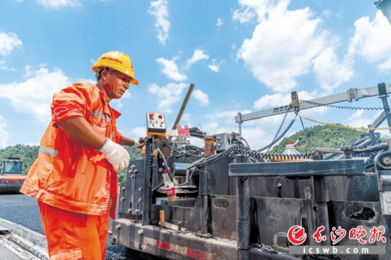 烈日炎炎,热浪袭人,技术员朱安俊挥汗如雨,橙色的工作服上浸出了一片片花白的盐渍。均为长沙晚报全媒体记者 陈飞 摄