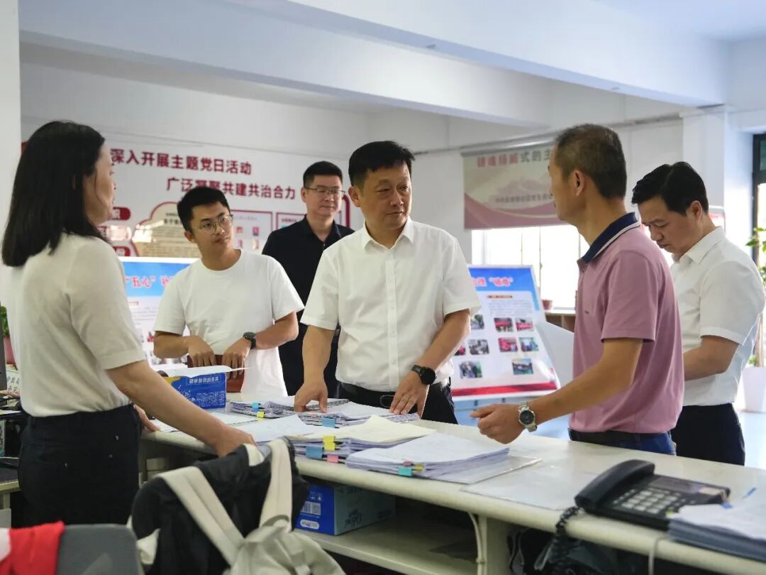 吴国良以“四不两直”的方式督导检查电动车安全隐患整治工作,调度信访群众接访与群腐集中整治工作